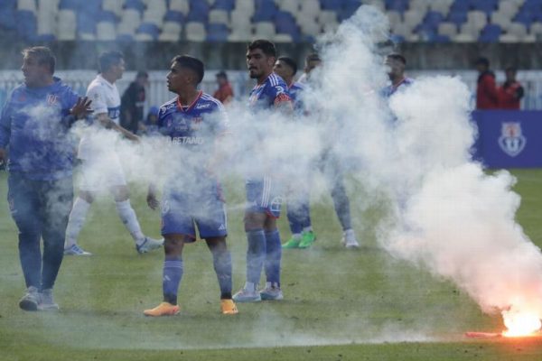 Alerta: Clásico Universitario se convierte en zona de guerra, cuarto árbitro en peligro por fuegos artificiales.